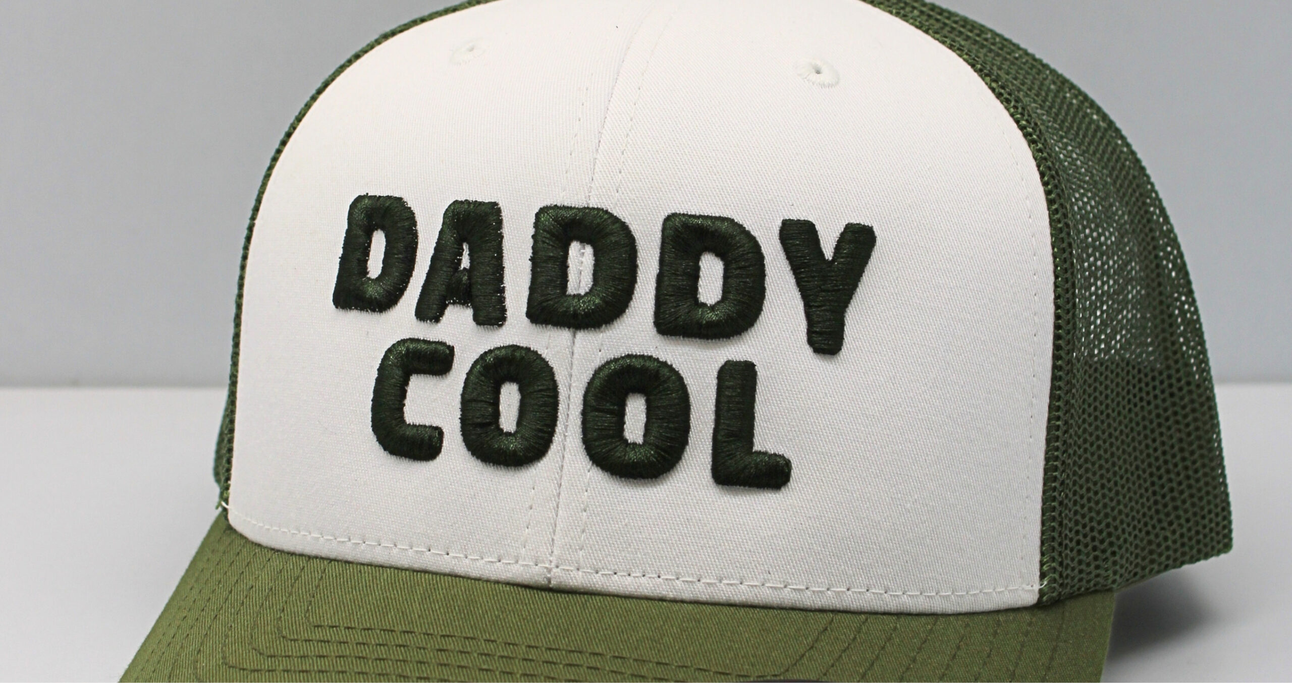 Zoom broderie 3D sur casquette personnalisée