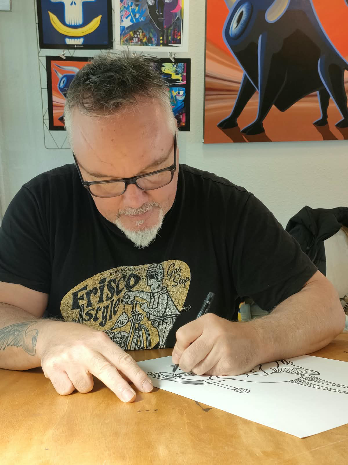 Marc Cluzet dessinant dans son atelier